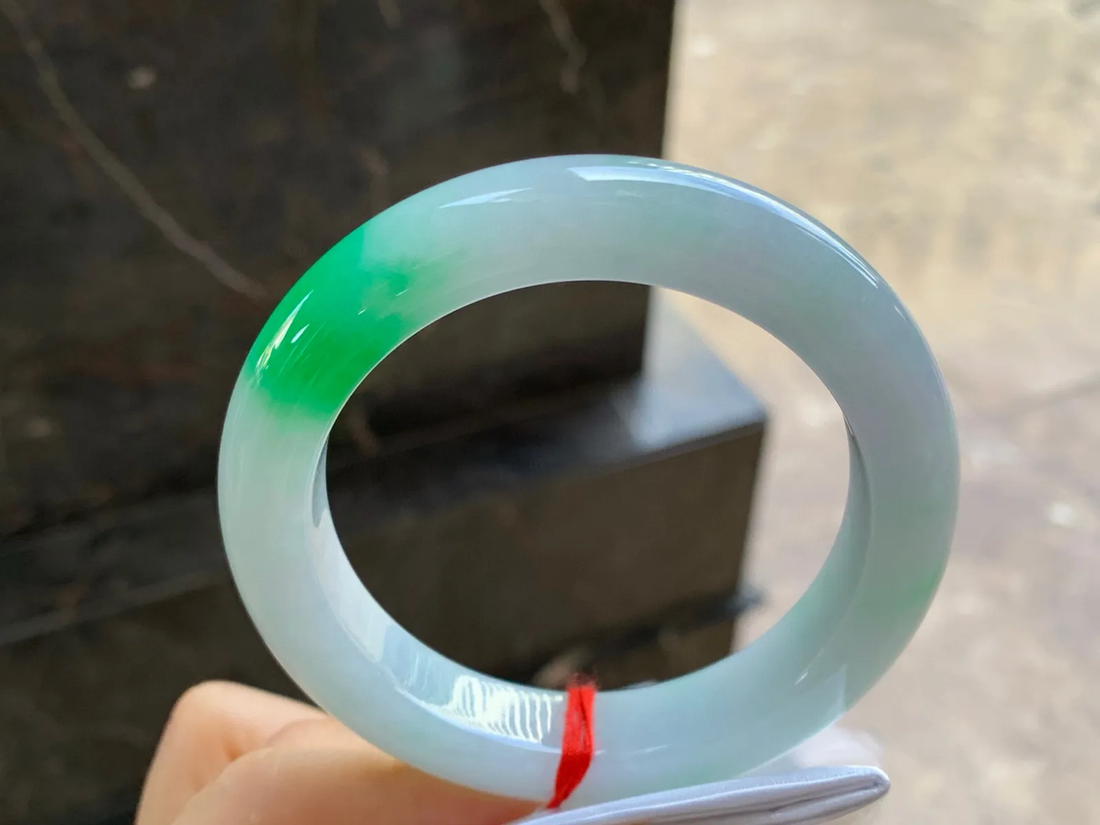 阳绿色手镯
尺寸：57.5-13-10mm
底子细腻干净～阳绿色一团