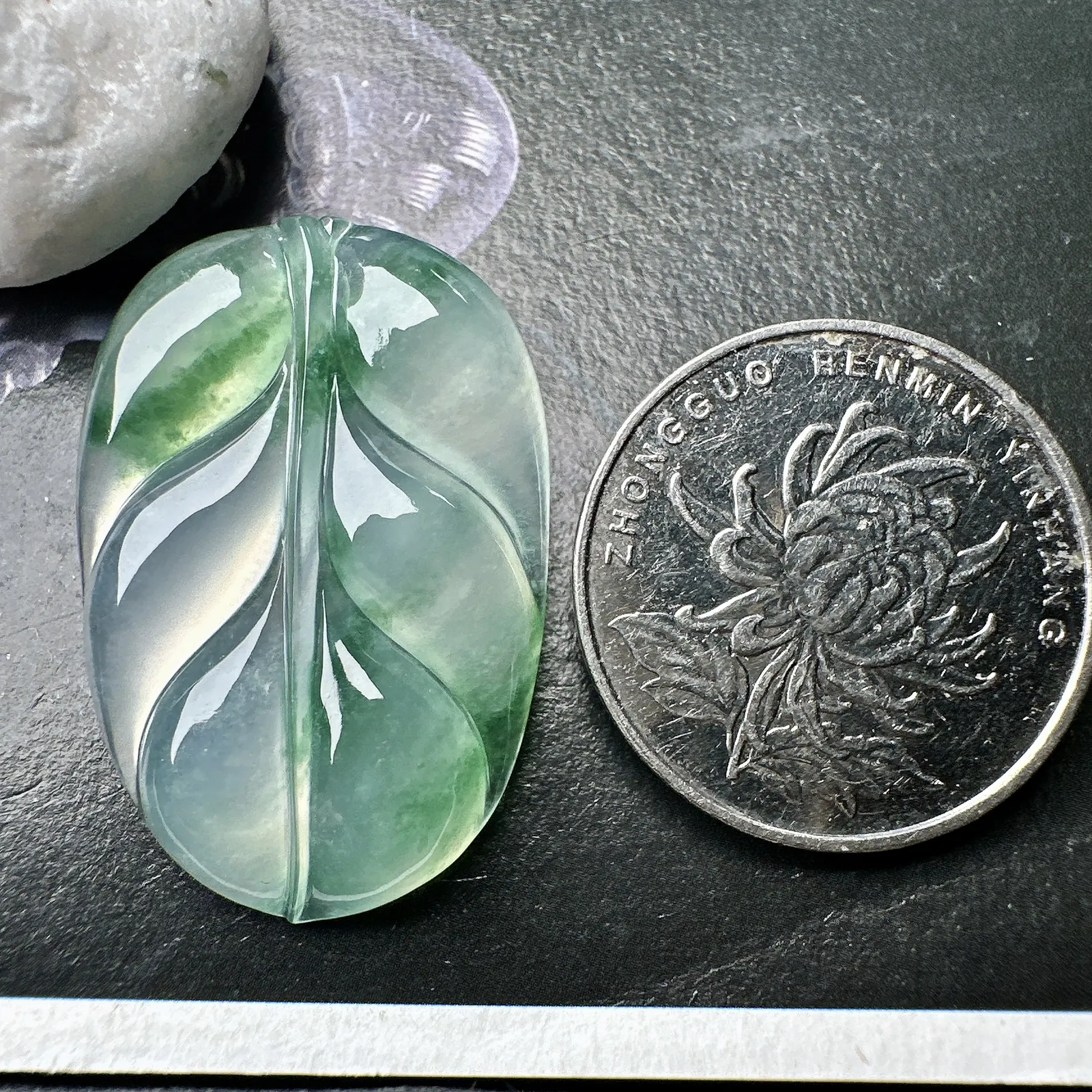【冰种飘花叶子】金枝玉叶，质地细腻，冰润透亮，光泽出众。