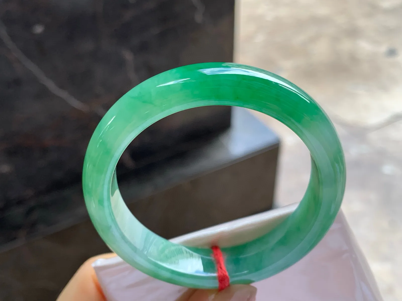 芙蓉绿手镯
尺寸：52.8-12.6-7.8mm
肉质细腻～绿色浓郁上手好看