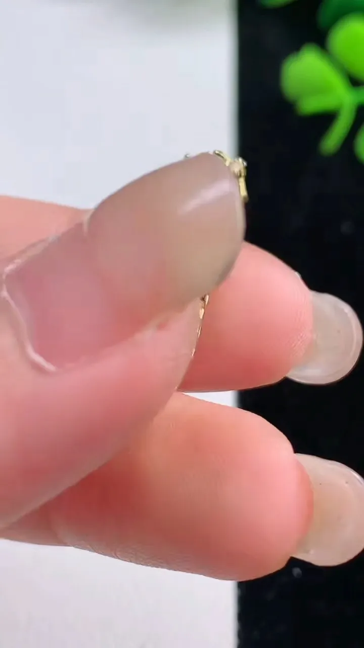 天然A货翡翠葫芦吊坠，尺寸28-13.6-9，裸石16.6-10.6重量:3.71g
9月1日