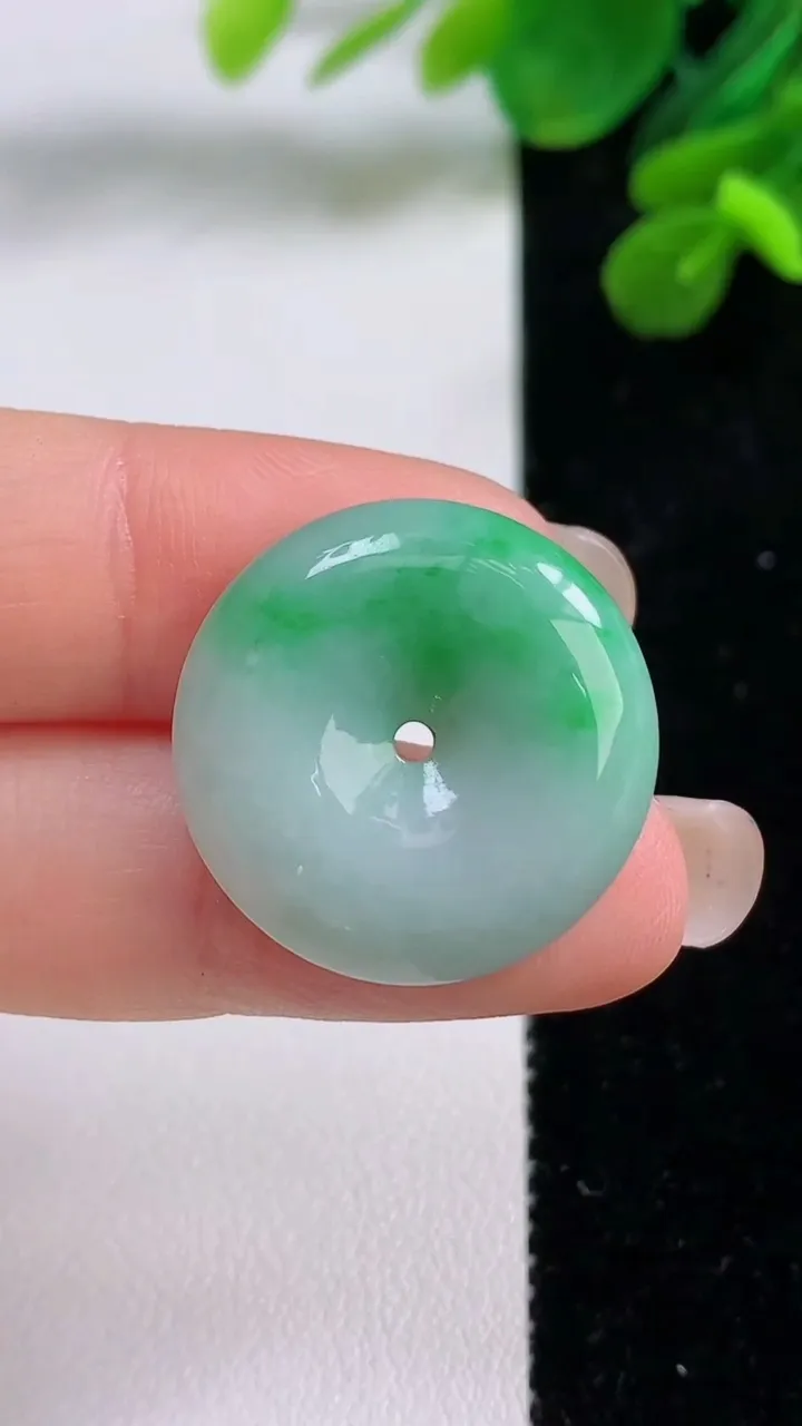天然A货翡翠平安扣吊坠，尺寸23-5，重量:5.76g
9月1日