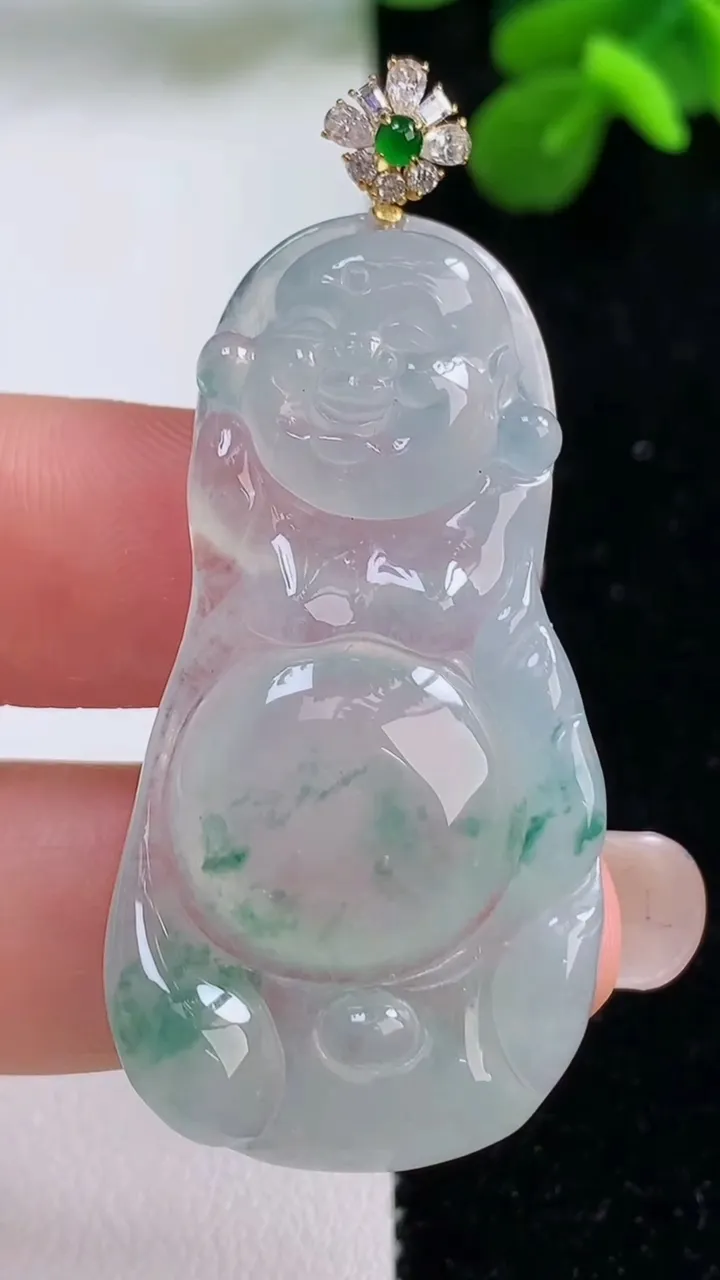 天然A货翡翠种飘花布袋佛吊坠，尺寸43.8-22.4-6，重量:11.49g
9月1日