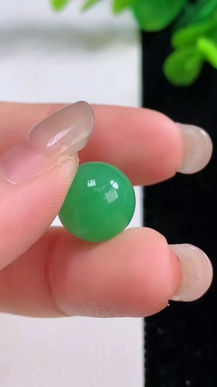 天然A货翡翠圆珠镶嵌件，尺寸12.5，重量:4.10g
9月1日