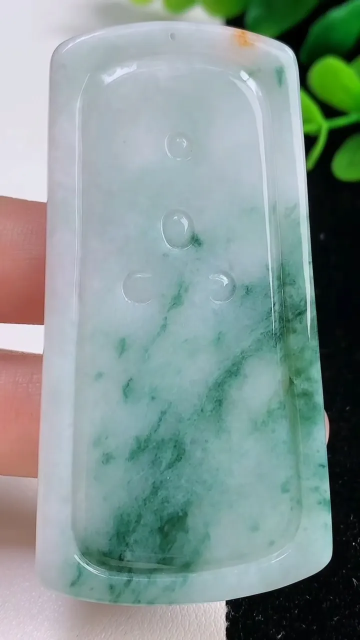 天然A货翡翠飘花祥龙大日如来吊坠，尺寸69.6-36-4.8，重量:30.60g
9月1日