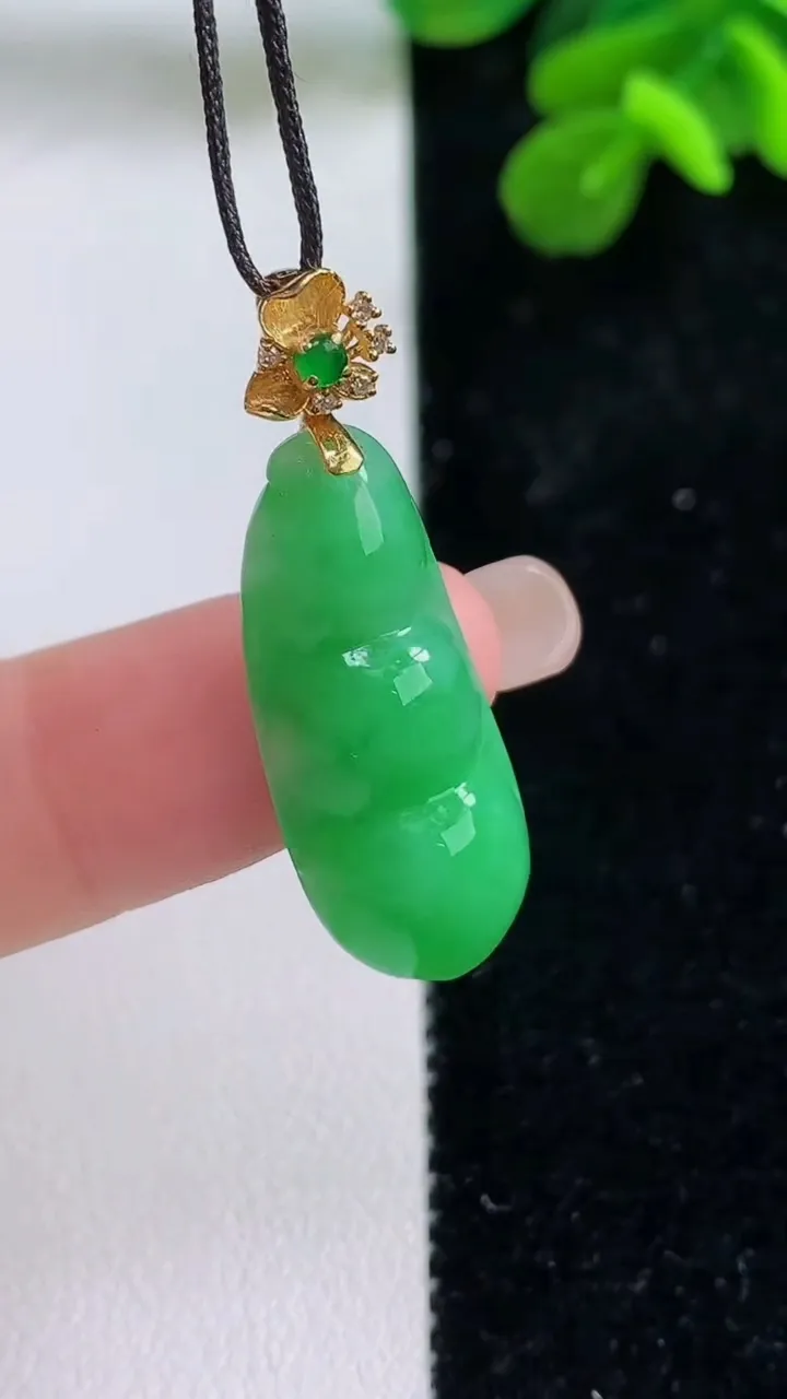 天然A货翡翠福豆吊坠，尺寸26-11.4-6，重量:3.52g
9月1日