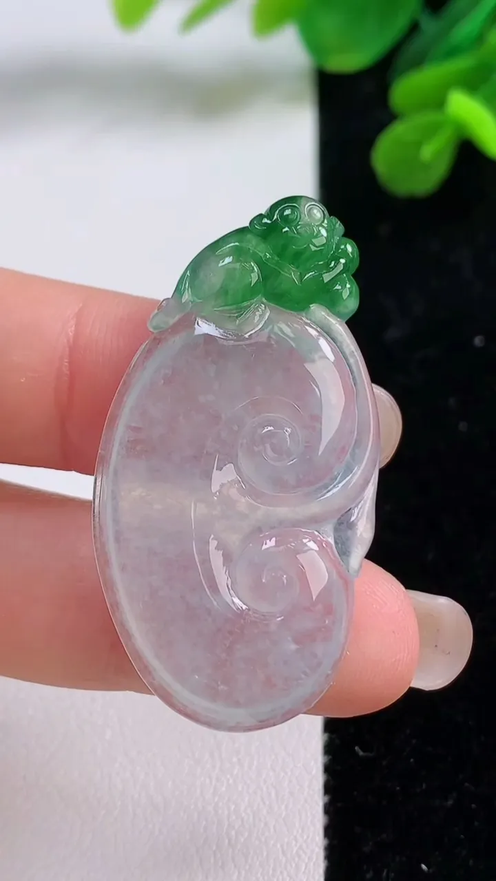 天然A货翡翠如意吊坠，尺寸42-22-4，重量:7.83g
9月1日