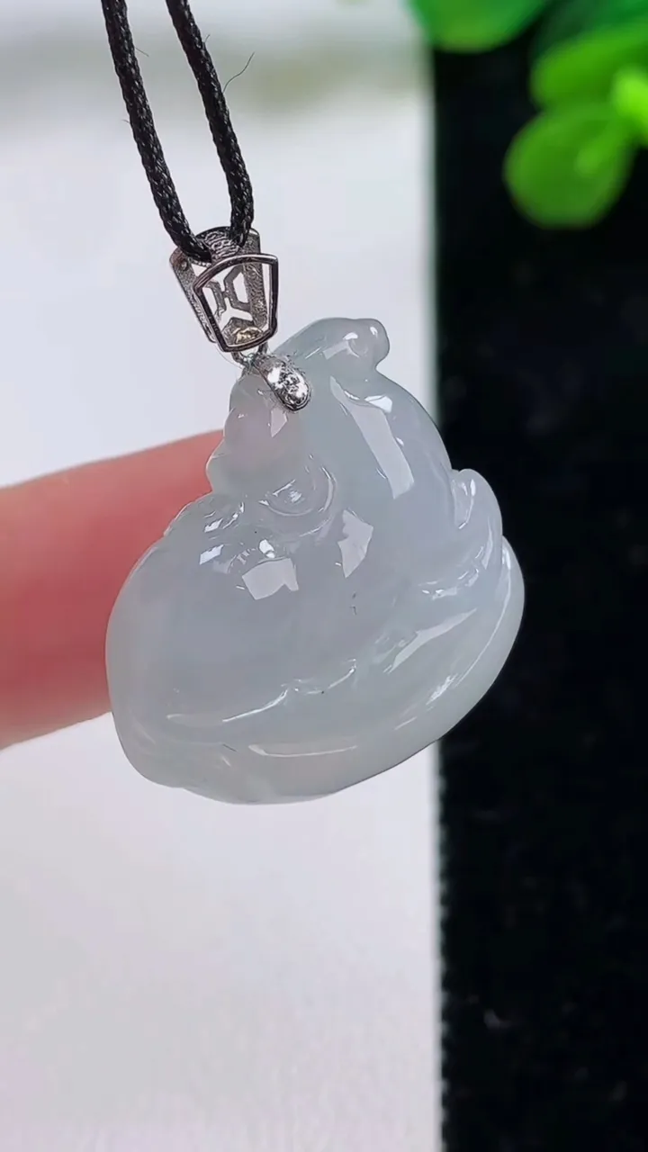 天然A货翡翠种白冰生肖马吊坠，尺寸22-21.6-6.8，重量:6.26g
9月1日