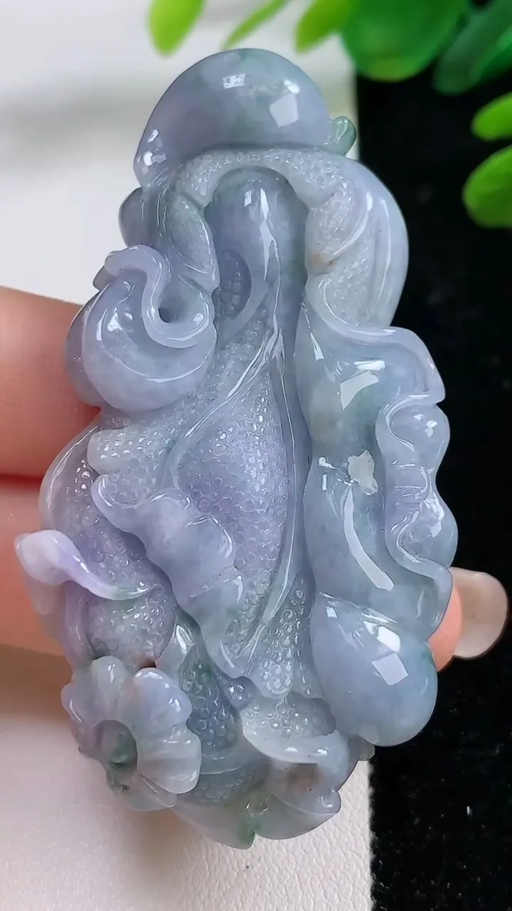 天然A货翡翠紫罗兰 飘花白菜吊坠，尺寸69-35-11.5，重:44.01g
9月1日