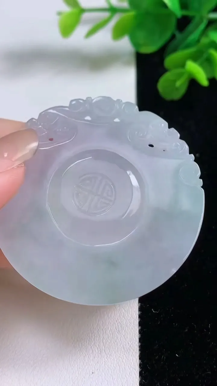 天然A货翡翠复古平安扣吊坠，尺寸49-3.6，重量:21.00g
9月1日