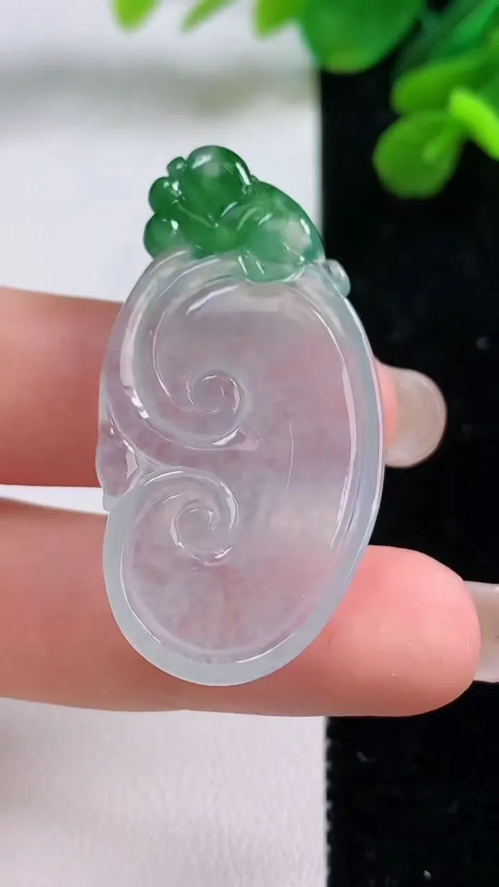 天然A货翡翠如意吊坠，尺寸42-22-4，重量:7.83g
9月1日