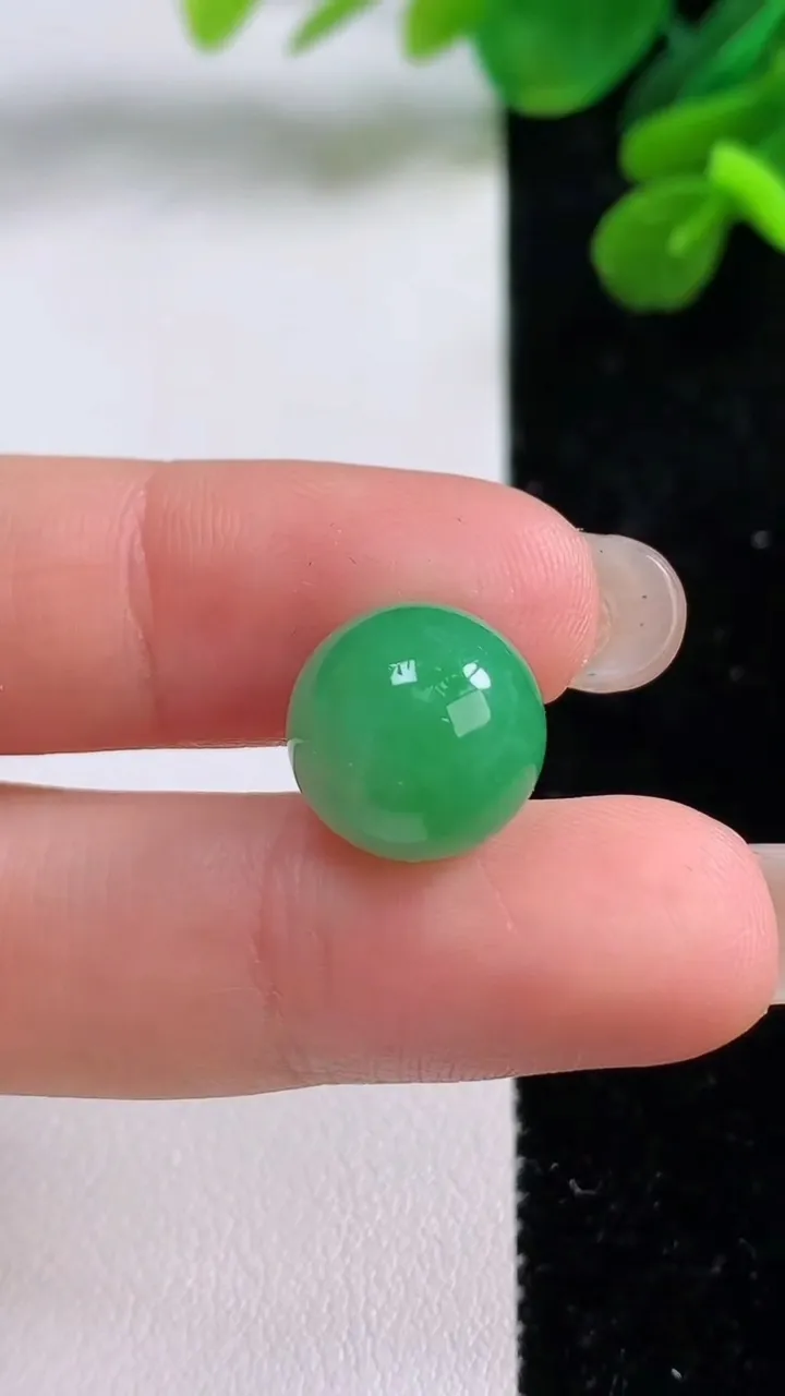 天然A货翡翠圆珠镶嵌件，尺寸12.5，重量:4.10g
9月1日