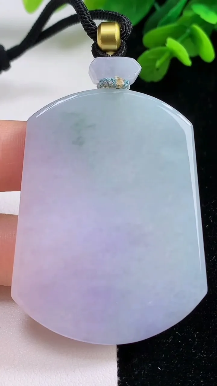 天然A货翡翠紫罗兰飘花无事牌吊坠，尺寸52.8-41-5.7，重量:40.53g
9月1日