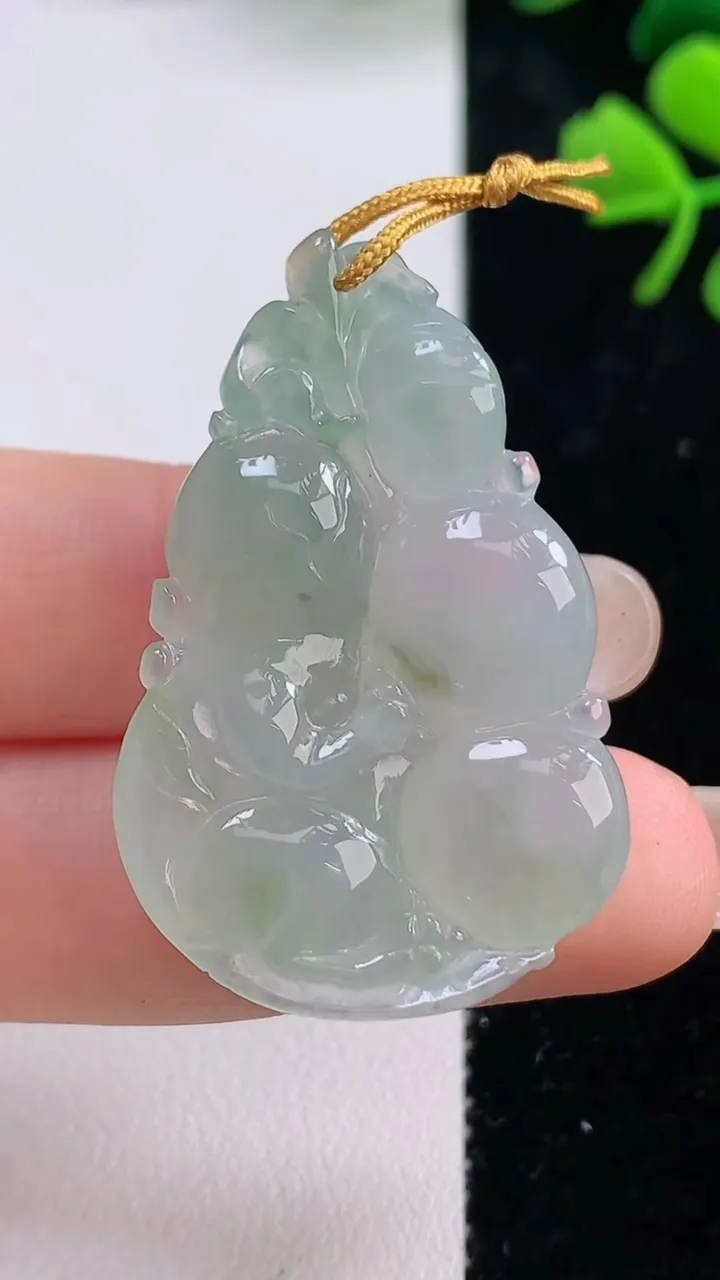 天然A货翡翠生肖猴吊坠，尺寸39-25.3-7，重量:10.00g
9月1日