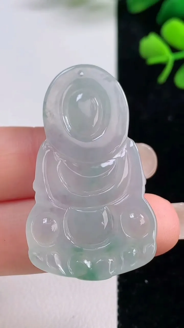 天然A货翡翠冰种飘花正装观音菩萨吊坠，尺寸43-25.2-4.2，重量:8.71g
9月1日