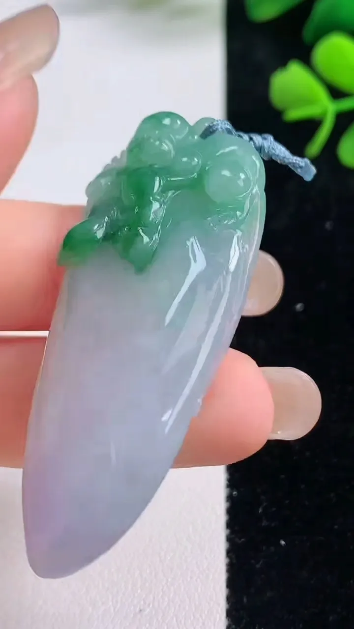 天然A货翡翠福瓜吊坠，尺寸53.8-21.2-6，重量:15.68g
9月1日