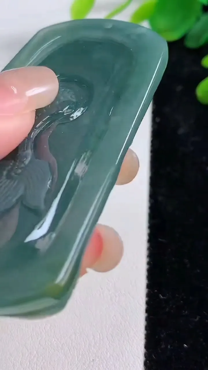 天然A货翡翠蓝水龙牌吊坠，尺寸67.6-37.1-12.1，重:44.49g
9月1日