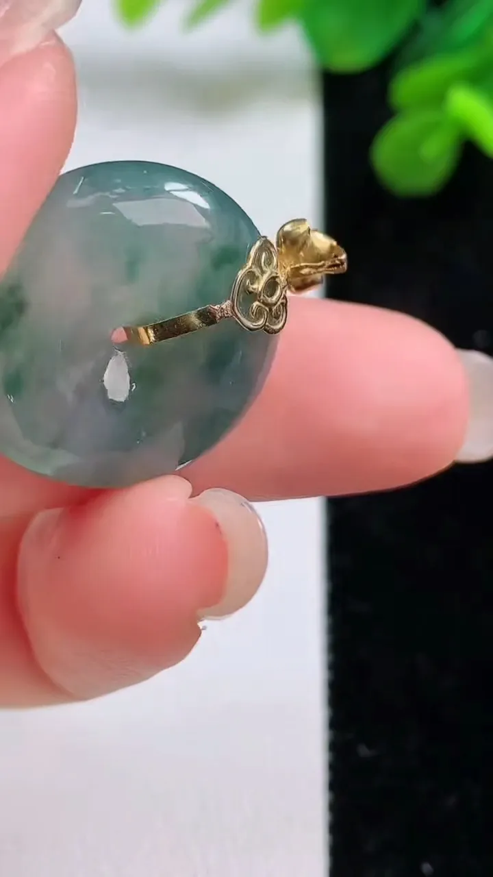 天然A货翡翠种飘花平安扣吊坠，尺寸21.3-5.4，重量:5.35g
9月1日