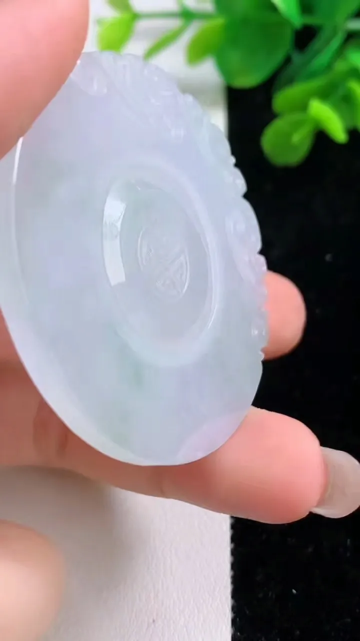 天然A货翡翠复古平安扣吊坠，尺寸49-3.6，重量:21.00g
9月1日
