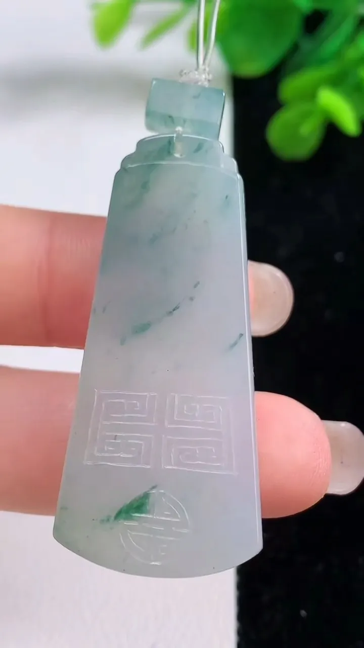 天然A货翡翠冰种飘花仿古无事牌吊坠，尺寸45.4-19-4，重量:11.18g
9月1日