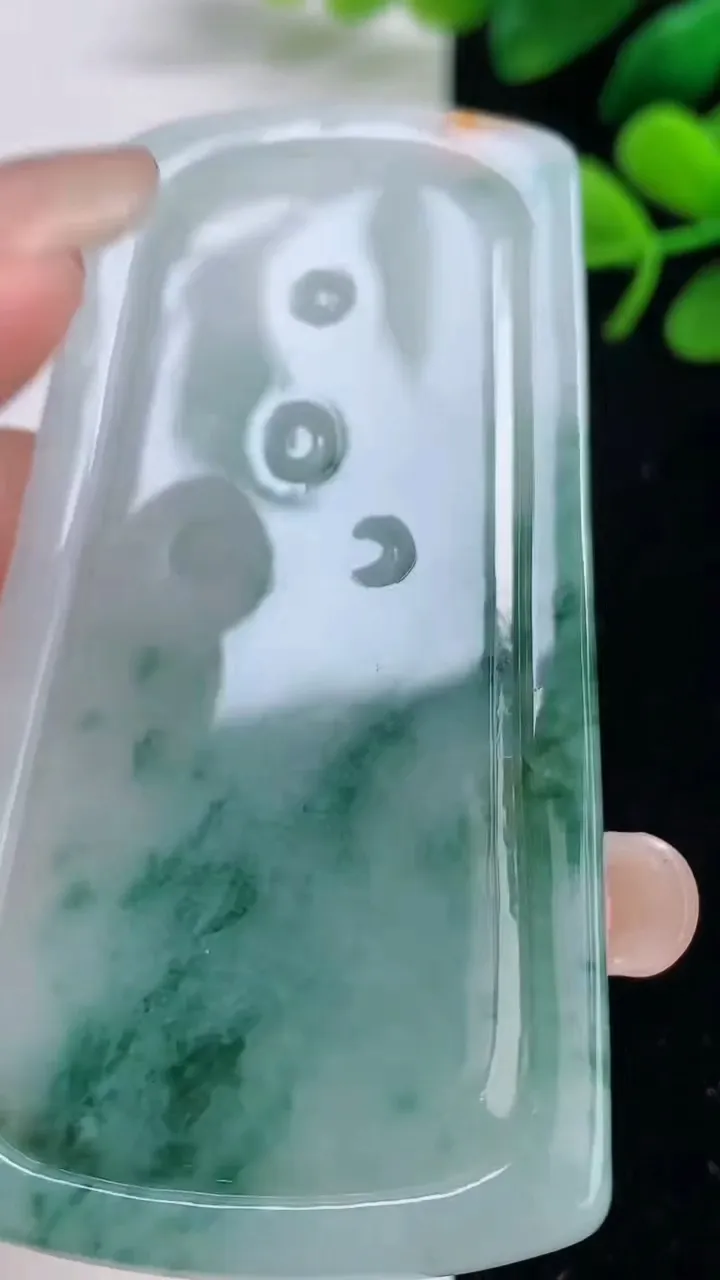 天然A货翡翠飘花祥龙大日如来吊坠，尺寸69.6-36-4.8，重量:30.60g
9月1日