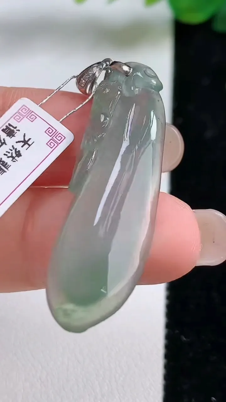 天然A货翡翠福瓜吊坠，尺寸 40.5-13-5.2，重: 4.85g
9月1日