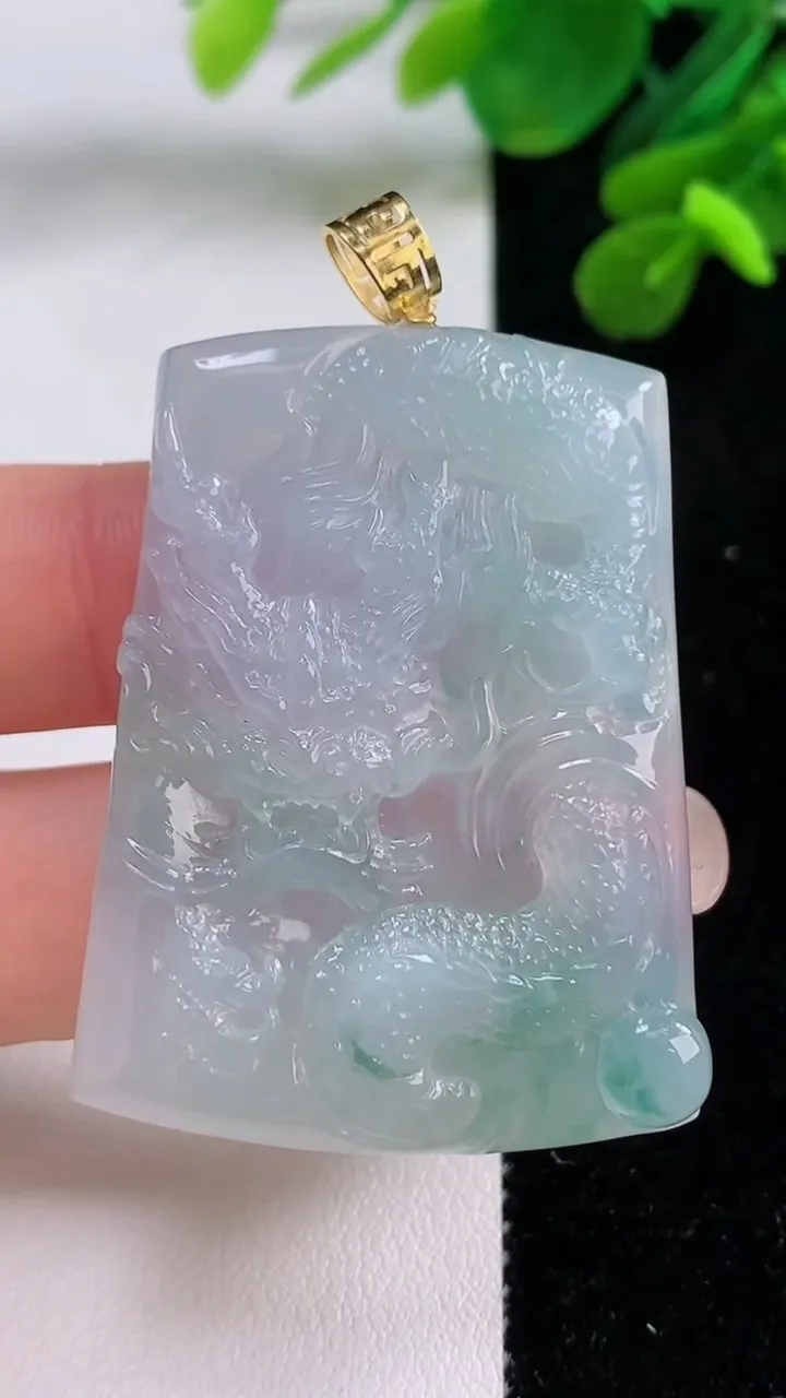 天然A货翡翠种飘花龙牌吊坠，尺寸45.7-34-5.6，重量:23.83g
9月1日