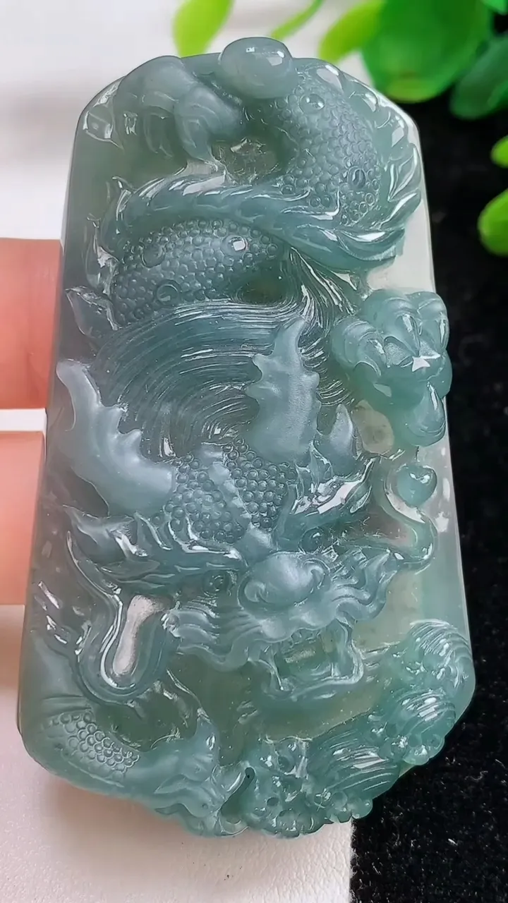 天然A货翡翠蓝水龙牌吊坠，尺寸67.6-37.1-12.1，重:44.49g
9月1日