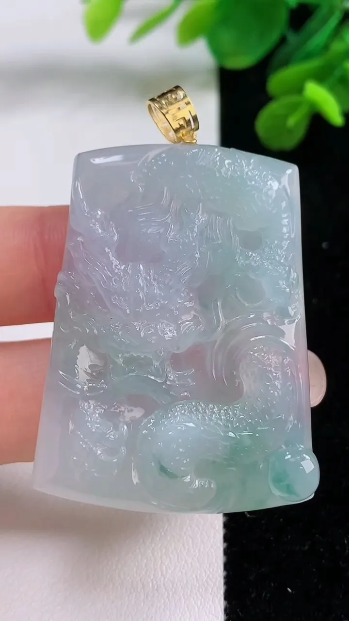 天然A货翡翠种飘花龙牌吊坠，尺寸45.7-34-5.6，重量:23.83g
9月1日