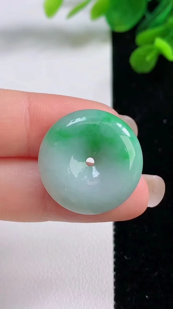 天然A货翡翠平安扣吊坠，尺寸23-5，重量:5.76g
9月1日