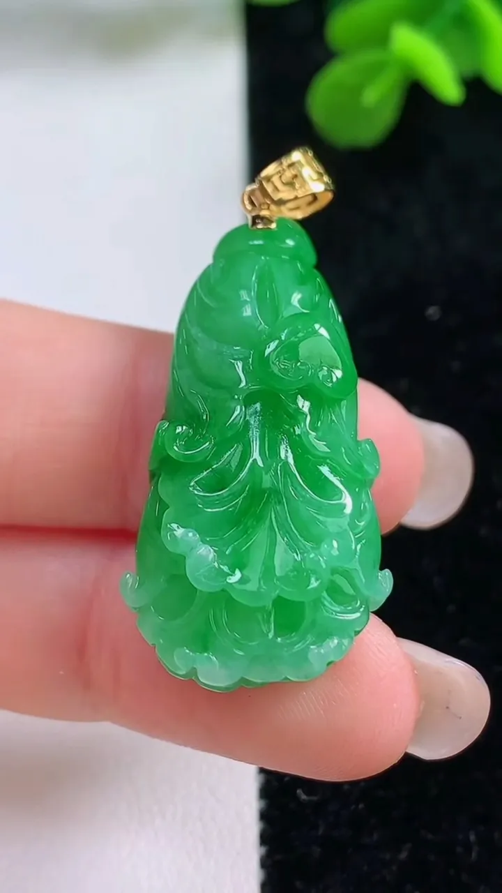 天然A货翡翠白菜吊坠，尺寸32.6-18-11.2，重量:10.00g
9月1日