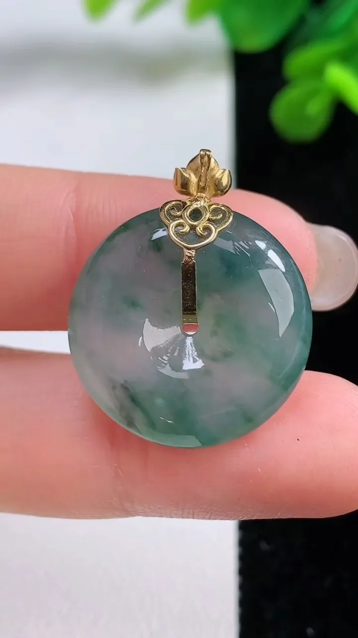 天然A货翡翠种飘花平安扣吊坠，尺寸21.3-5.4，重量:5.35g
9月1日
