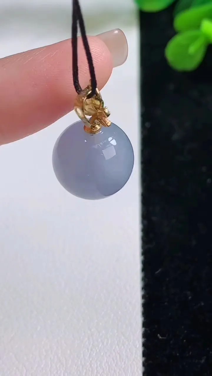 天然A货翡翠18k金紫罗兰圆珠吊坠，尺寸13.2，重量:5.15g9月1日
工厂直销收藏佳品,种好水足，色泽均匀，有种有色，上手高大气！