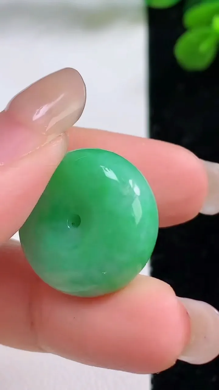 天然A货翡翠平安扣吊坠，尺寸20.3-9，重量:8.26g
9月1日