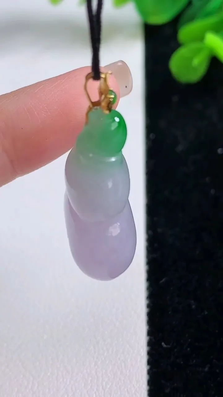 天然A货翡翠葫芦吊坠，尺寸29.7-19.7-10.5，重量:9.38g
9月1日