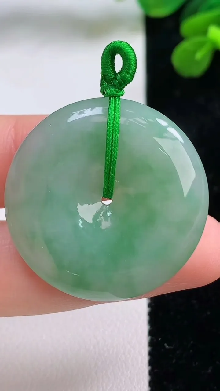 天然A货翡翠平安扣吊坠，尺寸31.4-6，重量:12.95g
9月1日