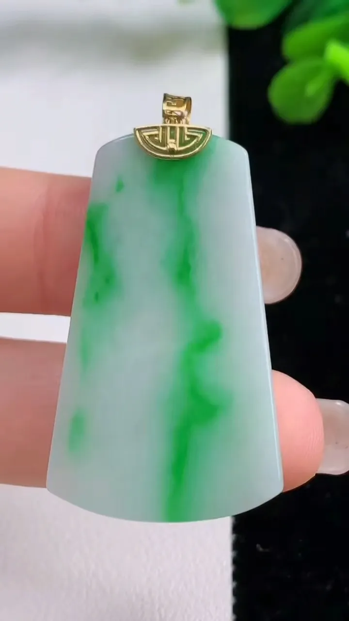 天然A货翡翠无事牌吊坠，尺寸38.8-23-2.7，重量:7.25g
9月1日