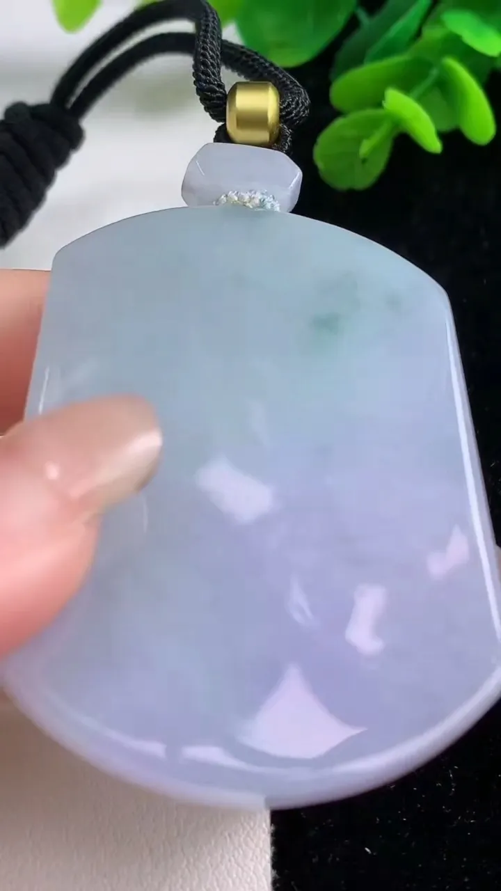 天然A货翡翠紫罗兰飘花无事牌吊坠，尺寸52.8-41-5.7，重量:40.53g
9月1日