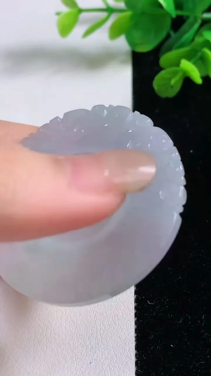 天然A货翡翠复古平安扣吊坠，尺寸49-3.6，重量:21.00g
9月1日