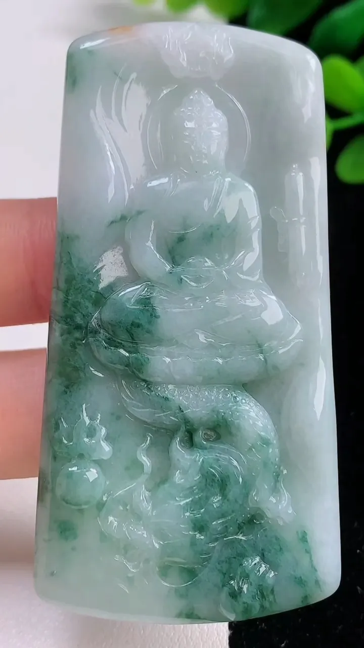 天然A货翡翠飘花祥龙大日如来吊坠，尺寸69.6-36-4.8，重量:30.60g
9月1日