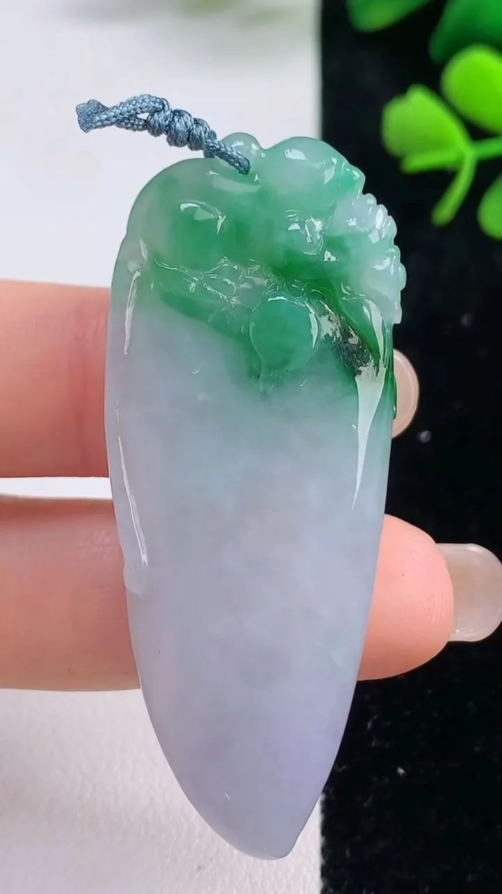 天然A货翡翠福瓜吊坠，尺寸53.8-21.2-6，重量:15.68g
9月1日