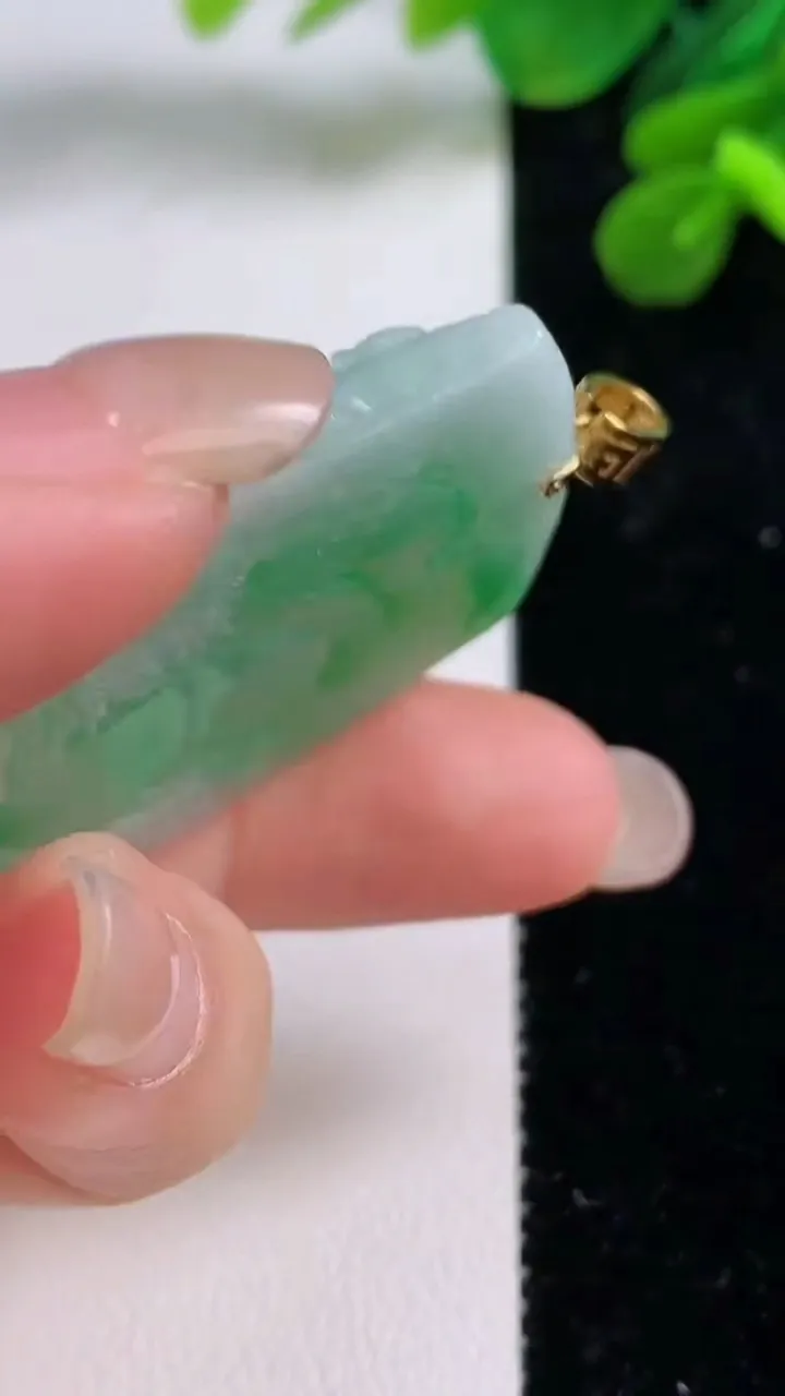 天然A货翡翠山水牌吊坠，尺寸49.2-30.6-5.5，重量:25.67g
9月1日