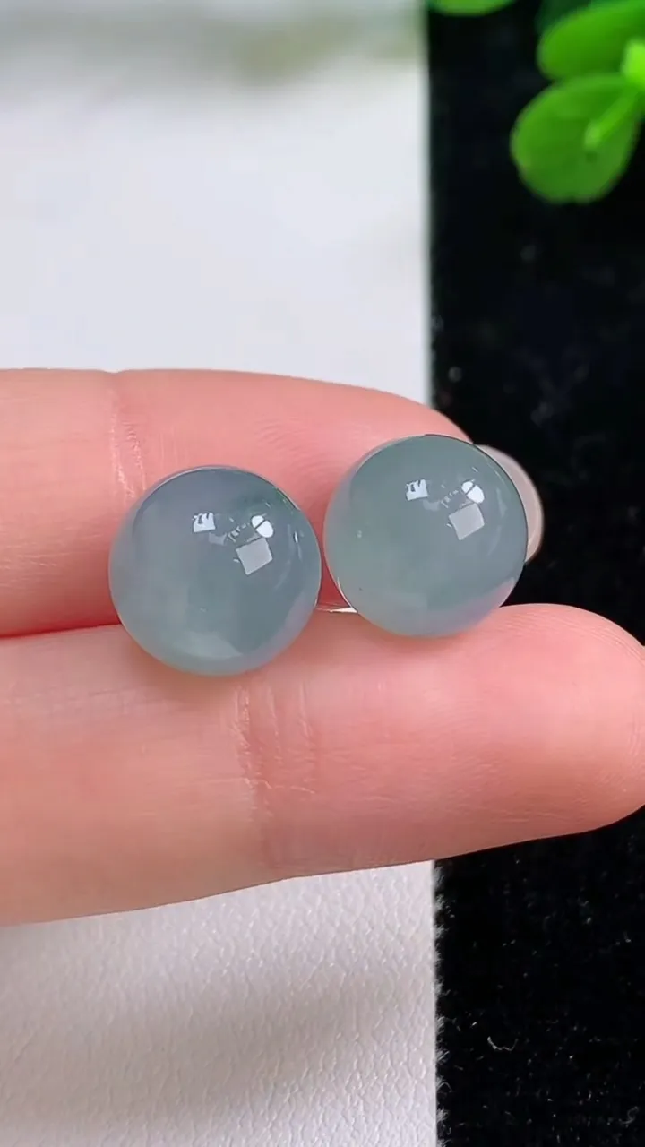 天然A货翡翠冰种飘花圆珠镶嵌件一对，尺寸11，重量:5.50g
9月1日