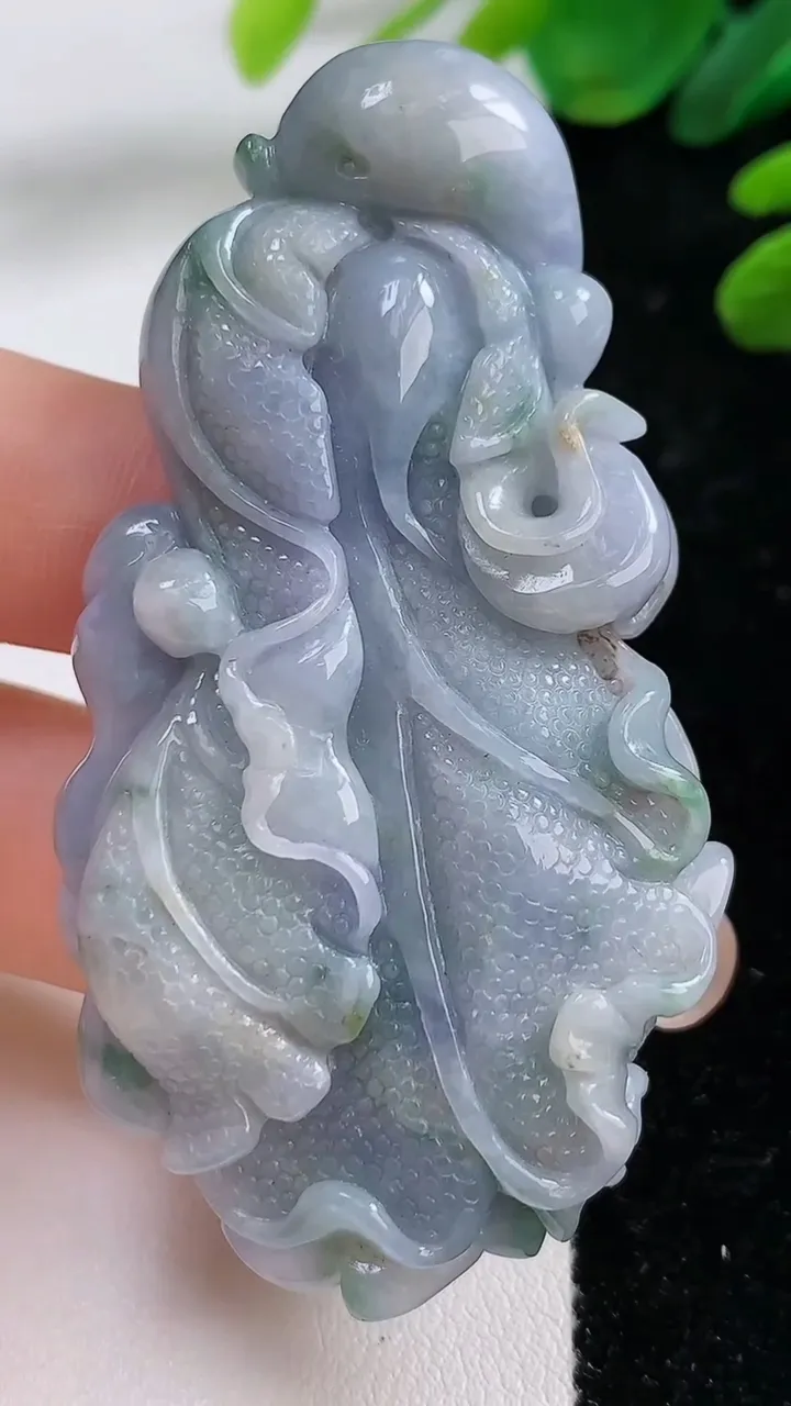 天然A货翡翠紫罗兰 飘花白菜吊坠，尺寸69-35-11.5，重:44.01g
9月1日