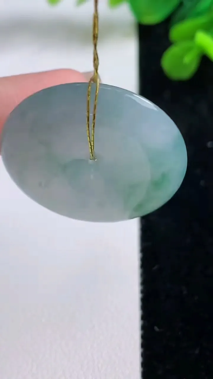 天然A货翡翠冰种飘花平安扣吊坠，尺寸29.7-5.3，重量:10.48g
9月1日