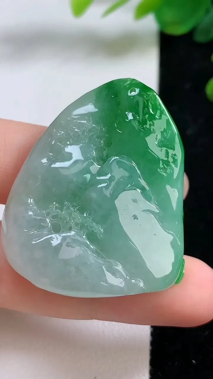 天然A货翡翠山水牌吊坠，尺寸41-32-12，重:24.52g
9月1日