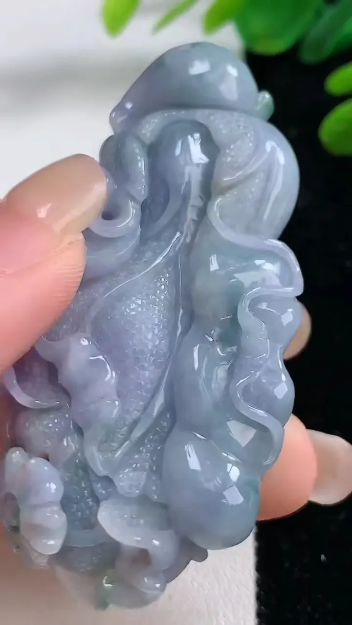 天然A货翡翠紫罗兰 飘花白菜吊坠，尺寸69-35-11.5，重:44.01g
9月1日