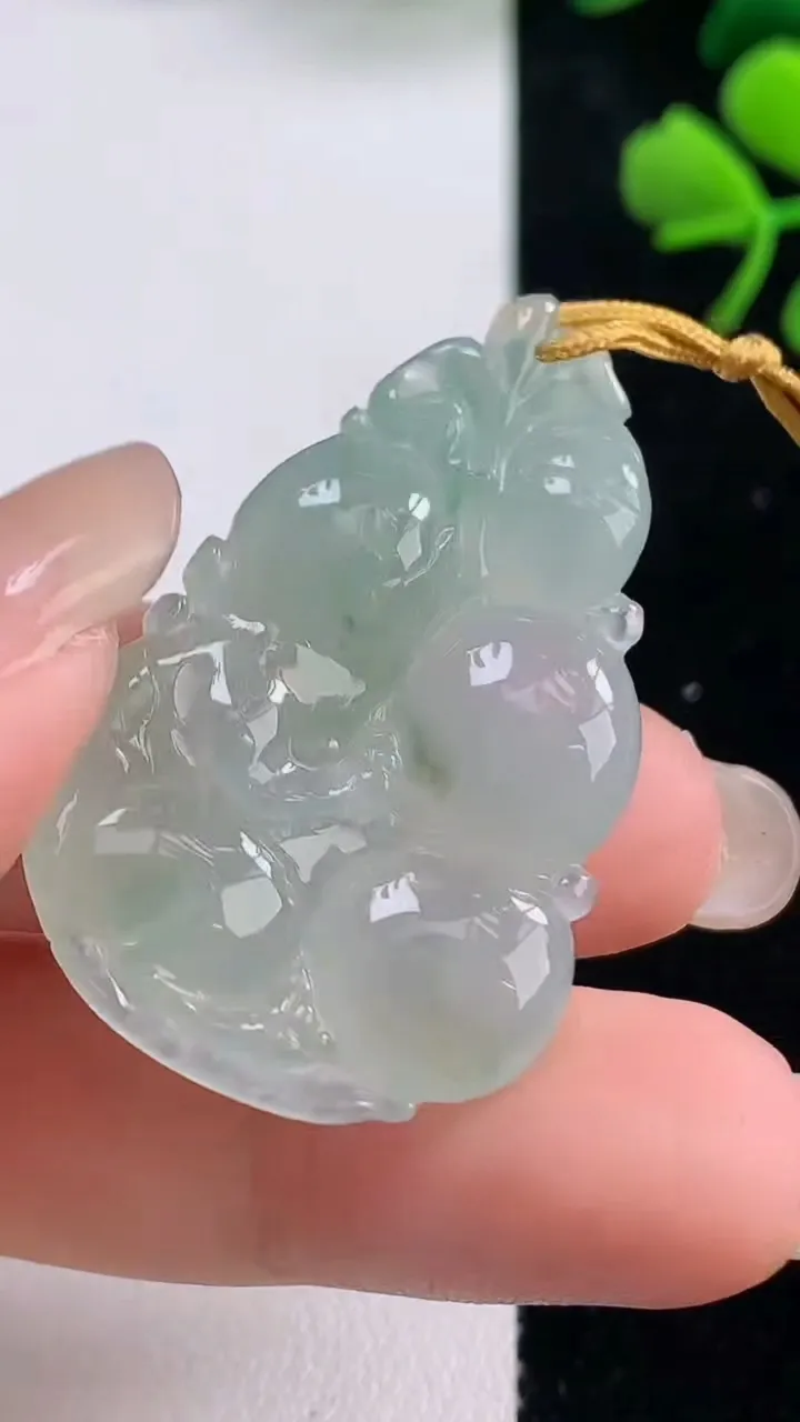 天然A货翡翠生肖猴吊坠，尺寸39-25.3-7，重量:10.00g
9月1日