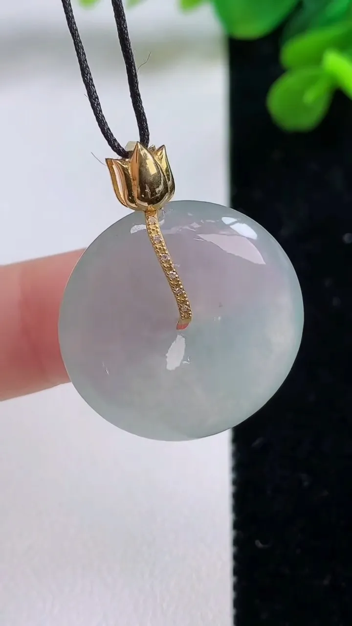天然A货翡翠种飘花平安扣吊坠，尺寸23.7-6，重量:7.24g
9月1日