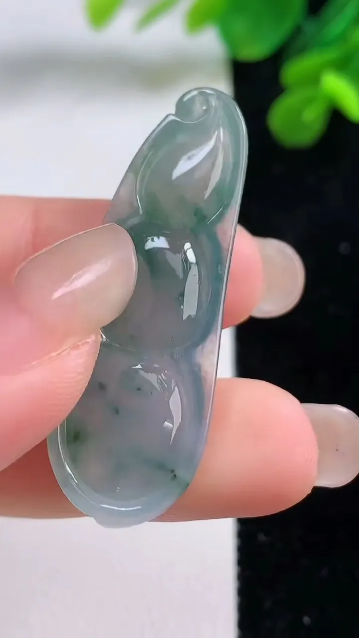 天然A货翡翠冰种飘花福豆吊坠，尺寸42-14.8-6，重量:6.62g
9月1日