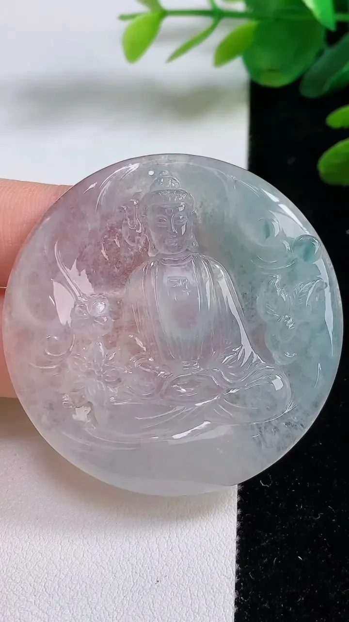 天然A货翡翠飘花大日如来吊坠，尺寸49-4.8，重:23.34g
9月1日